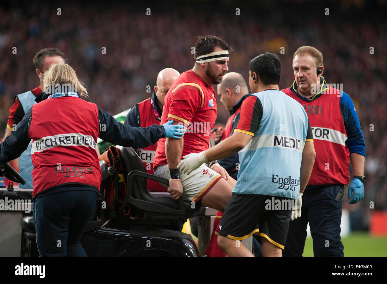 Stadio di Twickenham, Londra, Regno Unito. 17 ottobre, 2015. Scott Baldwin off con ruote per cure mediche dopo la sofferenza commozione cerebrale. Foto Stock