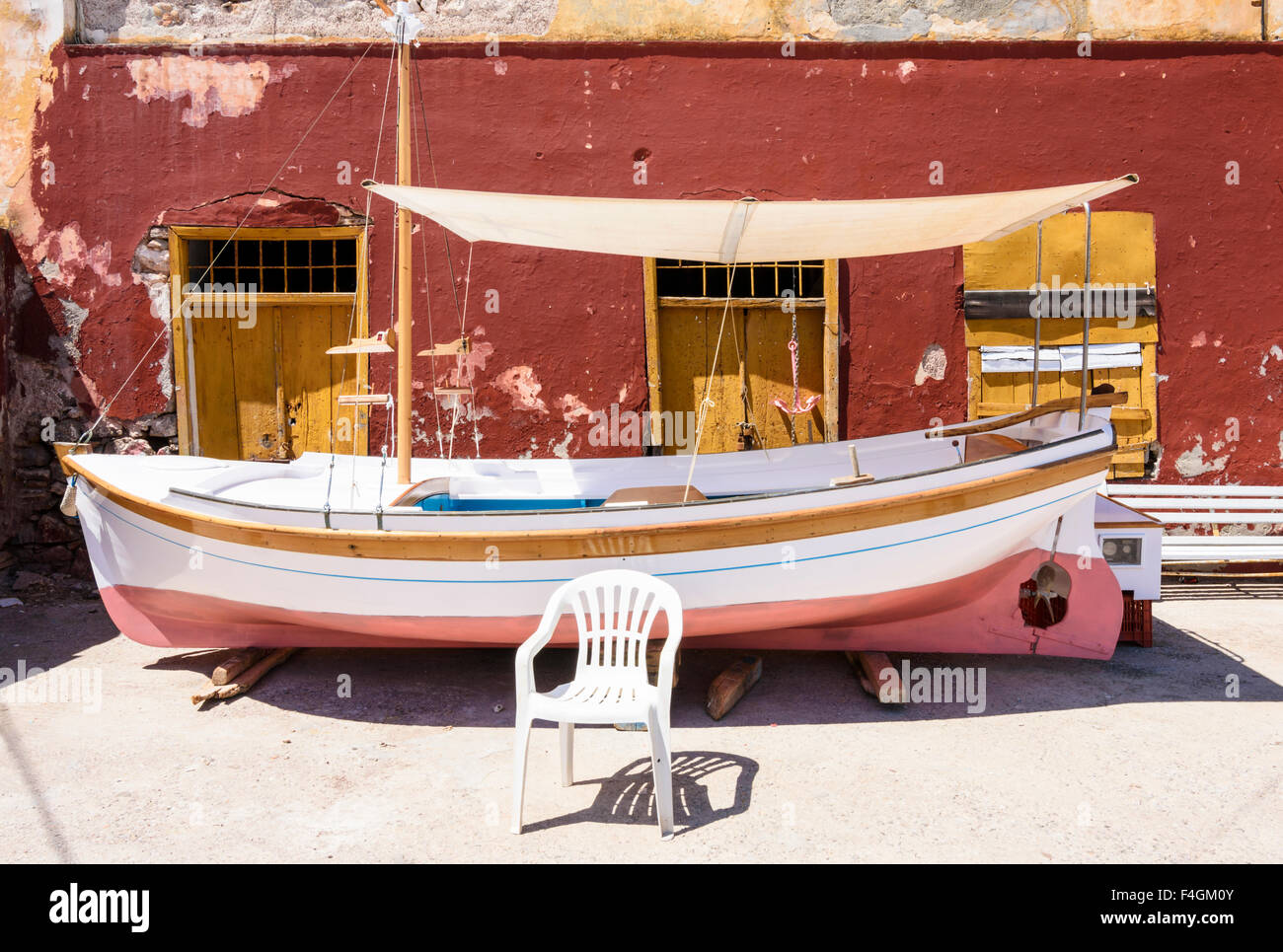 Piccola barca da pesca nel bacino di carenaggio, Kamini, Hydra Island, Isole del Golfo Saronico, Attica, Grecia Foto Stock