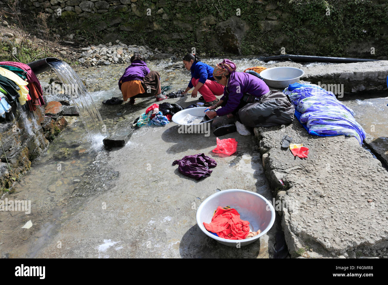 Lo Sherpa del Nepal donne il lavaggio della biancheria, Namche Bazar village, campo base Everest trek, Sito Patrimonio Mondiale dell'UNESCO, Sagarmatha Nati Foto Stock
