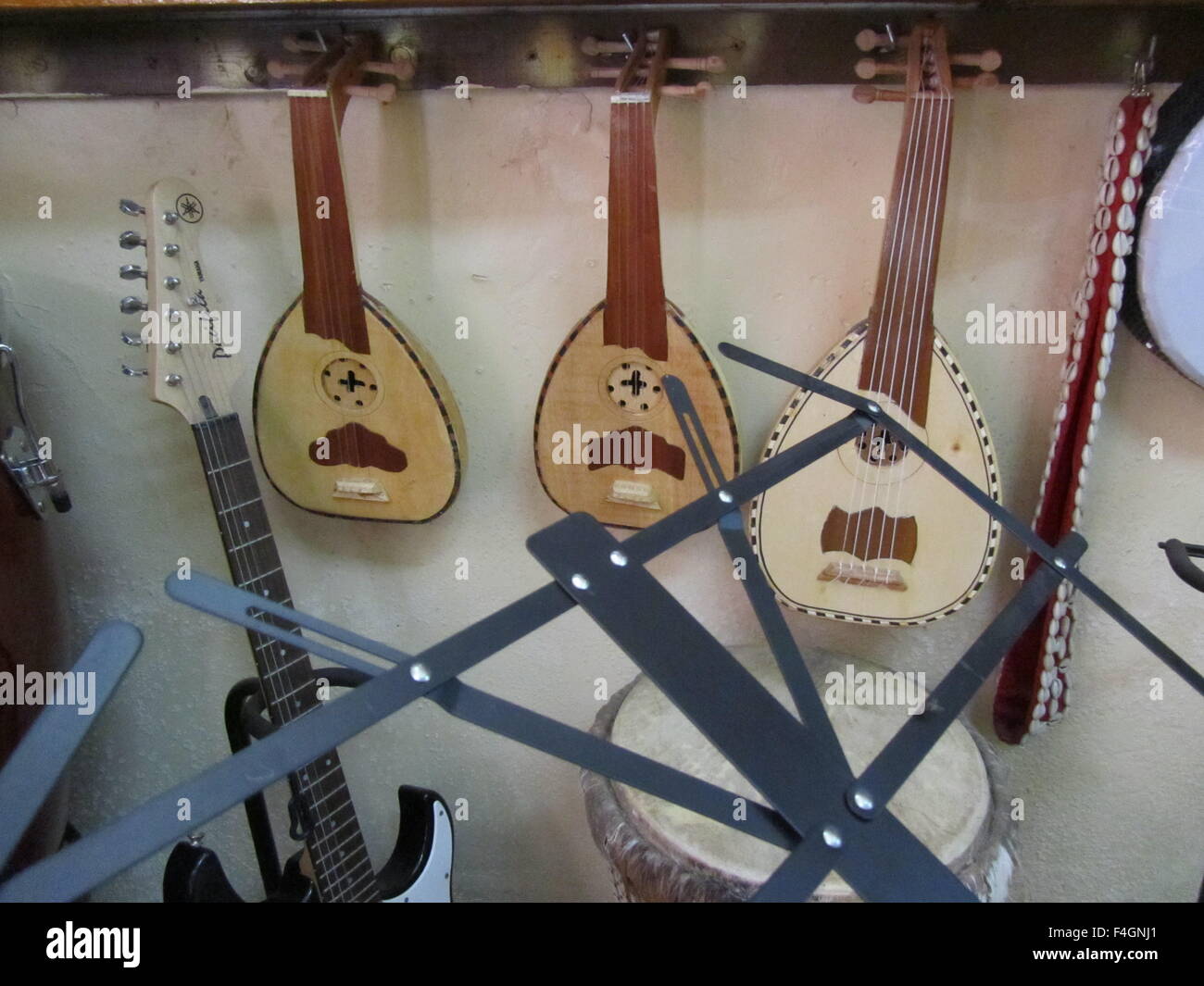 Diversi Ouds a Marrakech, Marocco Musical Instrument shop Foto Stock