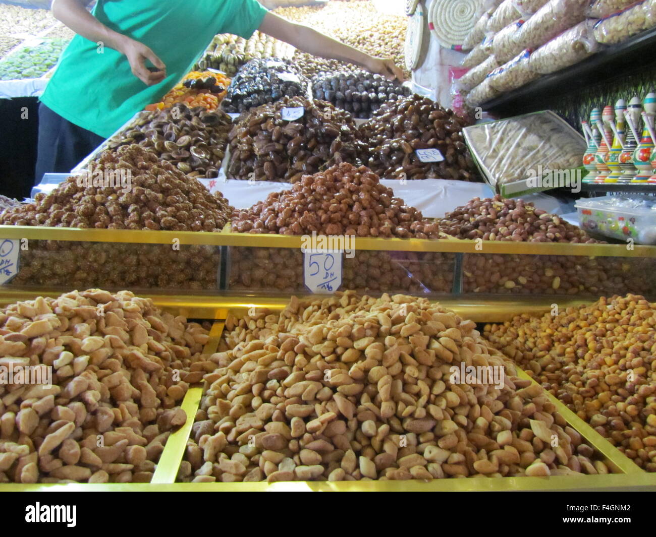 Dadi e frutti secchi nel souk di Marrakech, Marocco Foto Stock