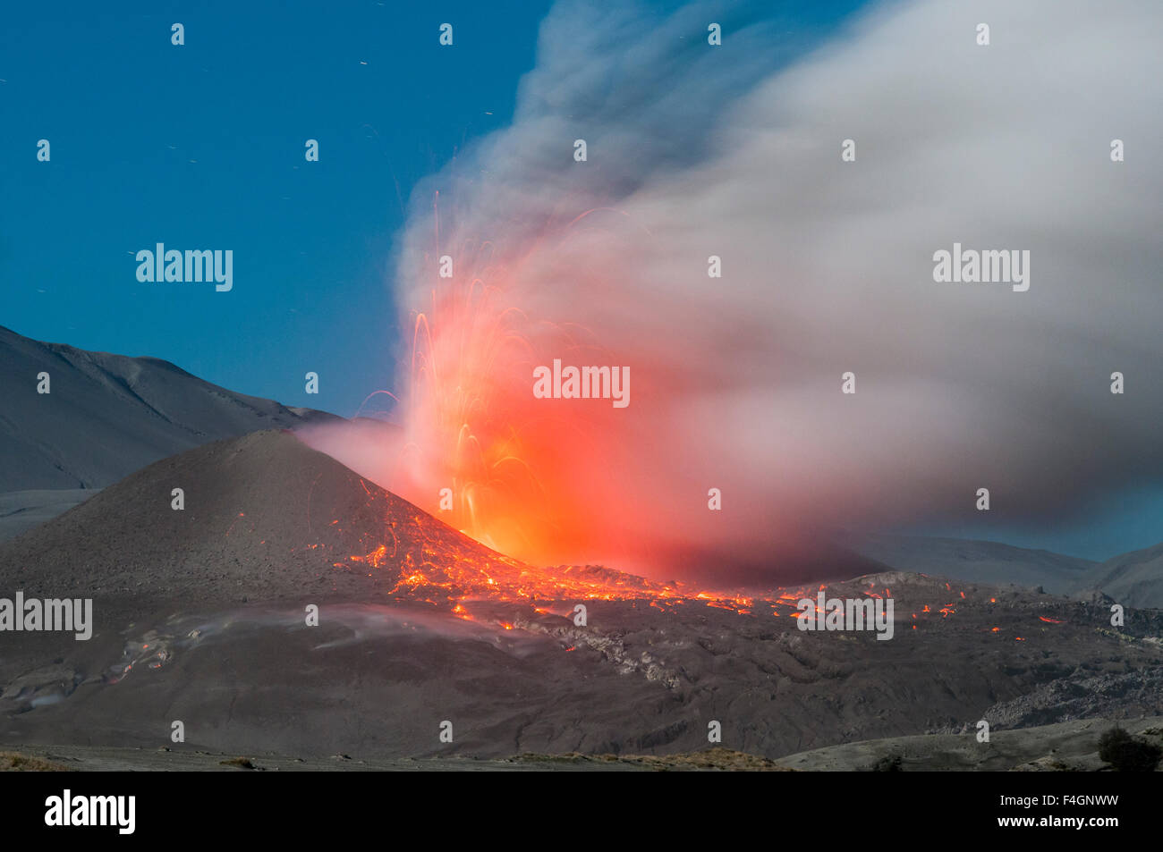 Caulle vulcano in eruzione, la regione dei laghi, Cile Foto Stock