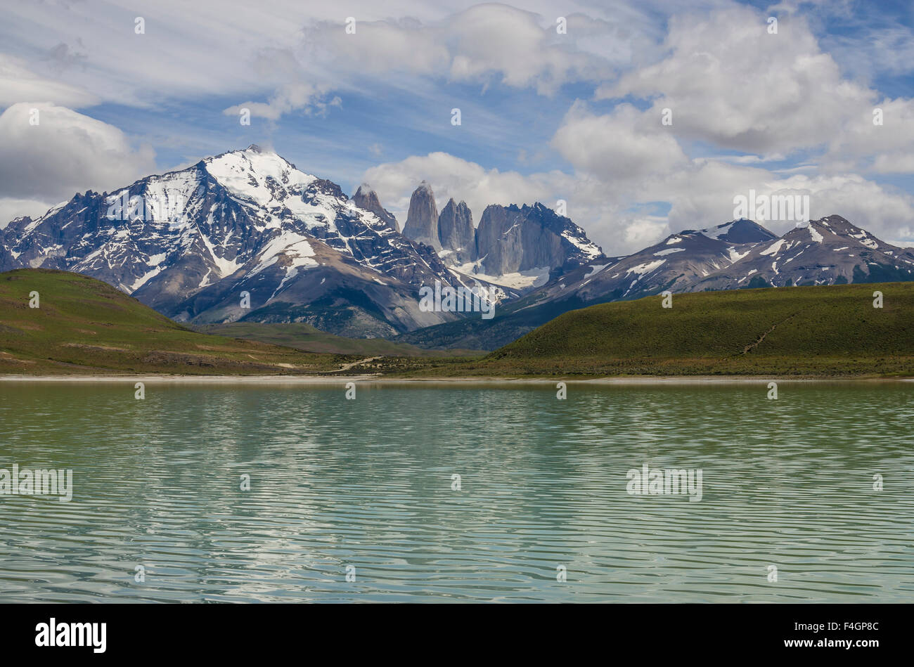 Torres del Paine, lago, acqua, parco nazionale del Cile. Foto Stock