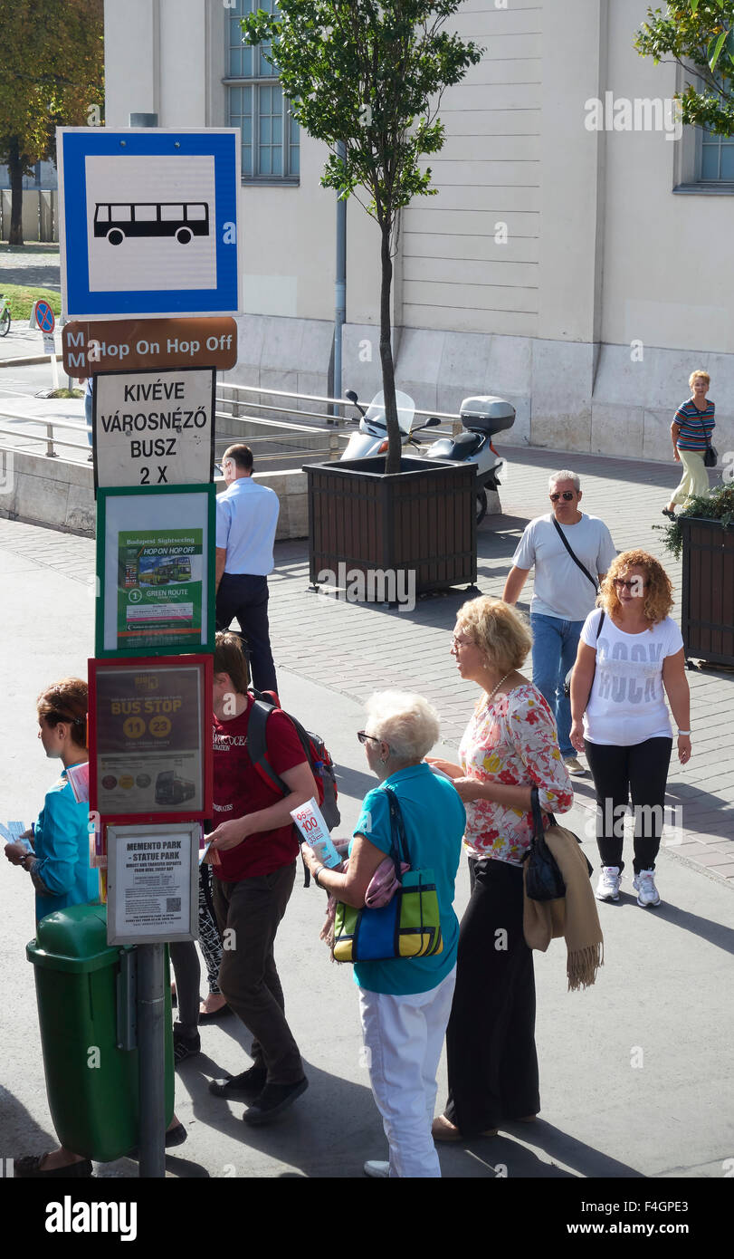 Le persone in fila al Hop On Hop Off Tour bus stop a Budapest, Ungheria Foto Stock