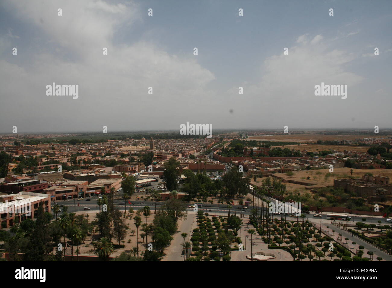 Vista della città di Marrakech, Marocco, veduta aerea della skyline di Marrakesh da rabboccare Moschea Koutoubia minaret Foto Stock