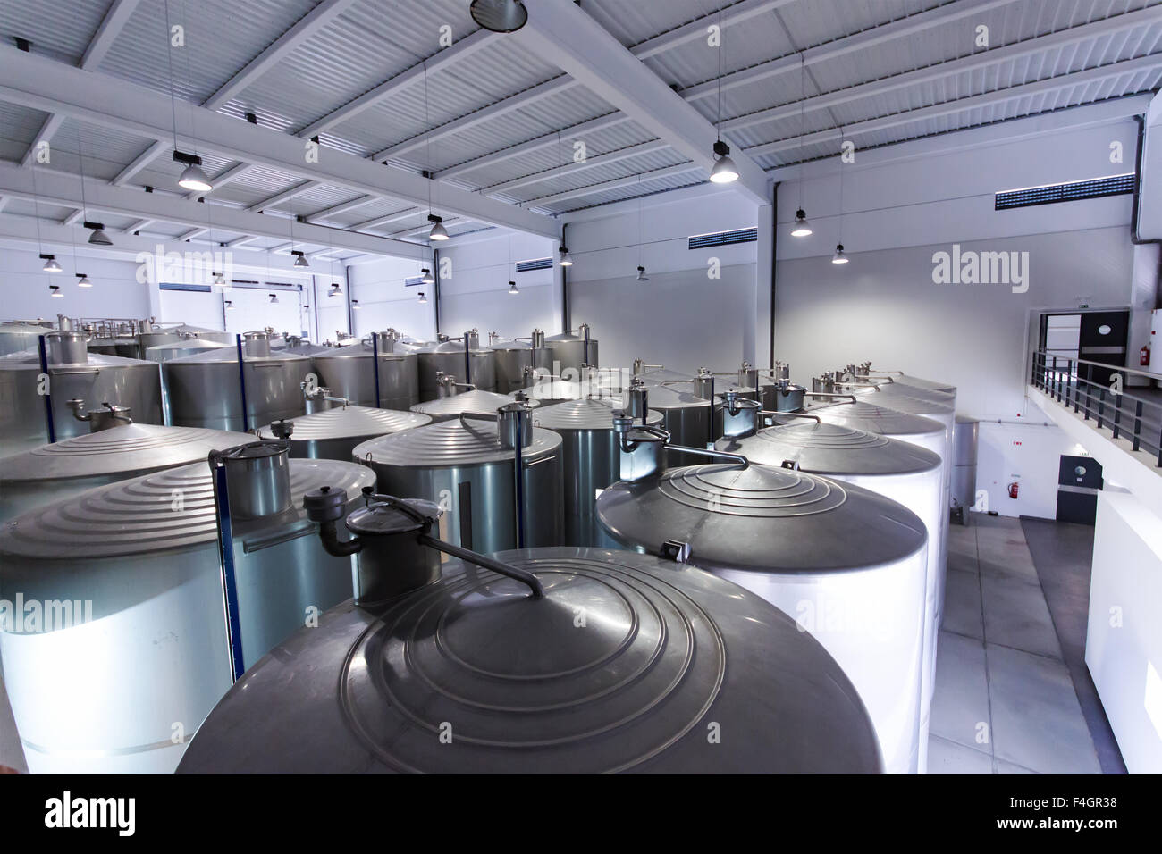 In vasche di acciaio inox per la fermentazione il vino in fabbrica Foto Stock
