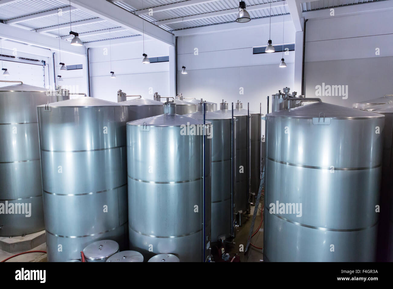 In vasche di acciaio inox per la fermentazione il vino in fabbrica Foto Stock