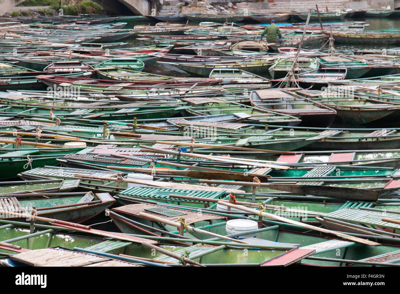 Riga turistico barche attendono i clienti a Tam Coc ong dong porto fluviale, Ninh Binh,Nord Vietnam Foto Stock