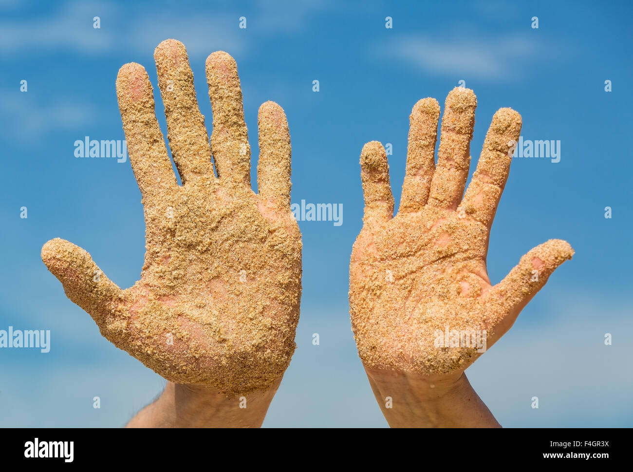 Donna e uomo mostra il suo aprire le mani coperte con spiaggia di sabbia, vacanze estive Foto Stock
