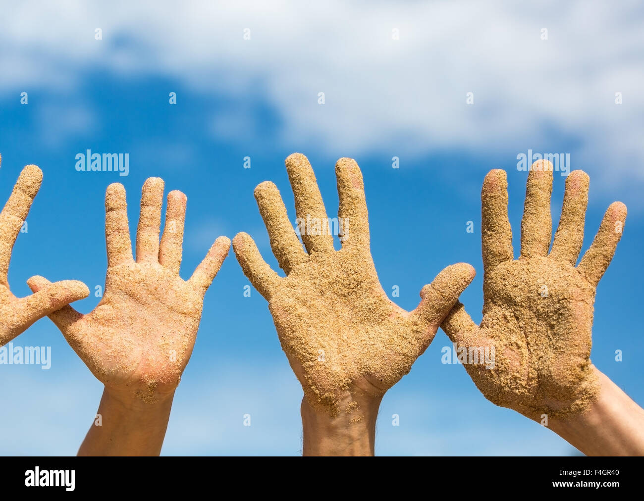 Donna e uomo mostra il suo aprire le mani coperte con spiaggia di sabbia, vacanze estive Foto Stock