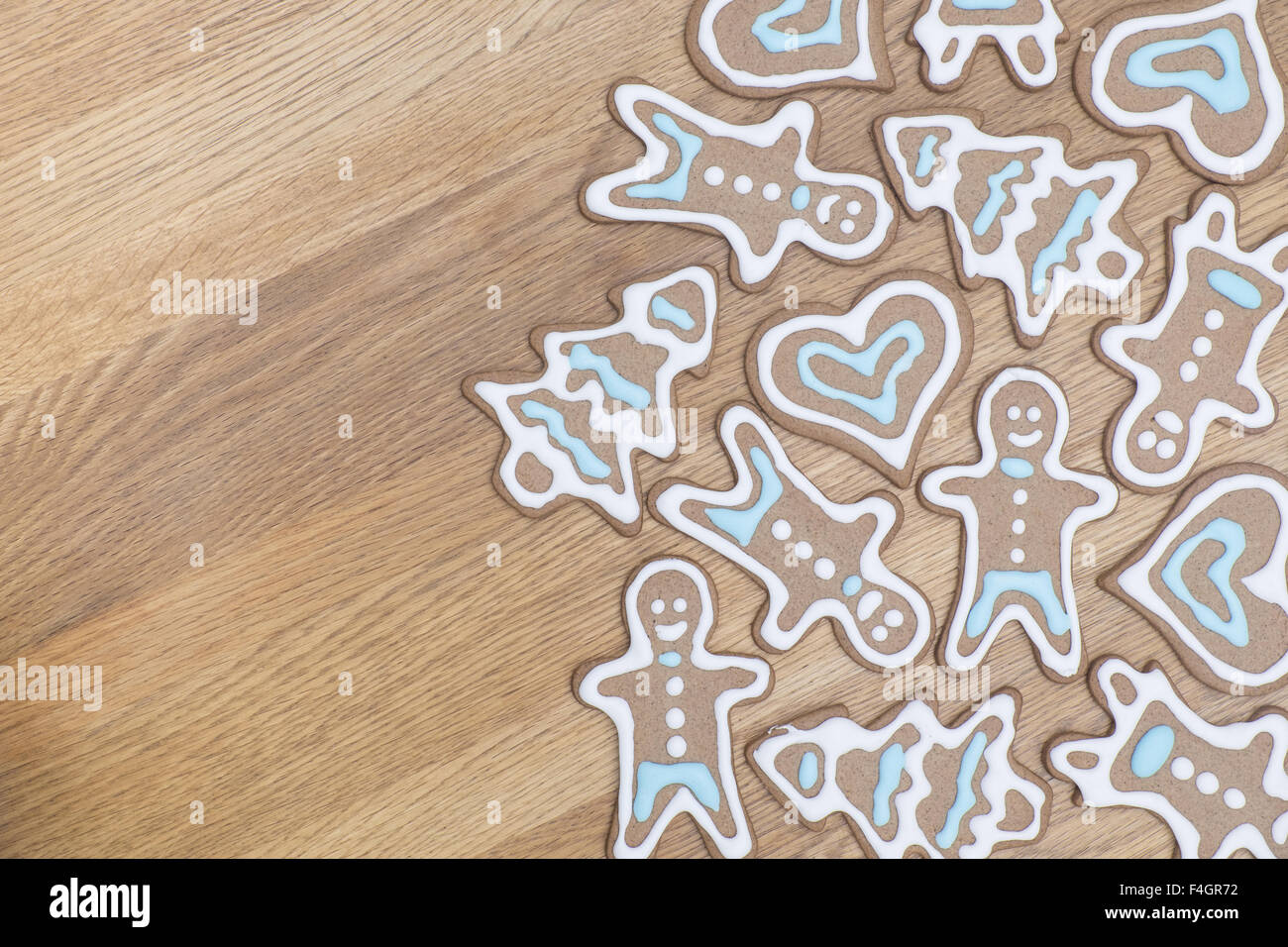 Varietà di gingerbread cookie su uno sfondo di legno Foto Stock