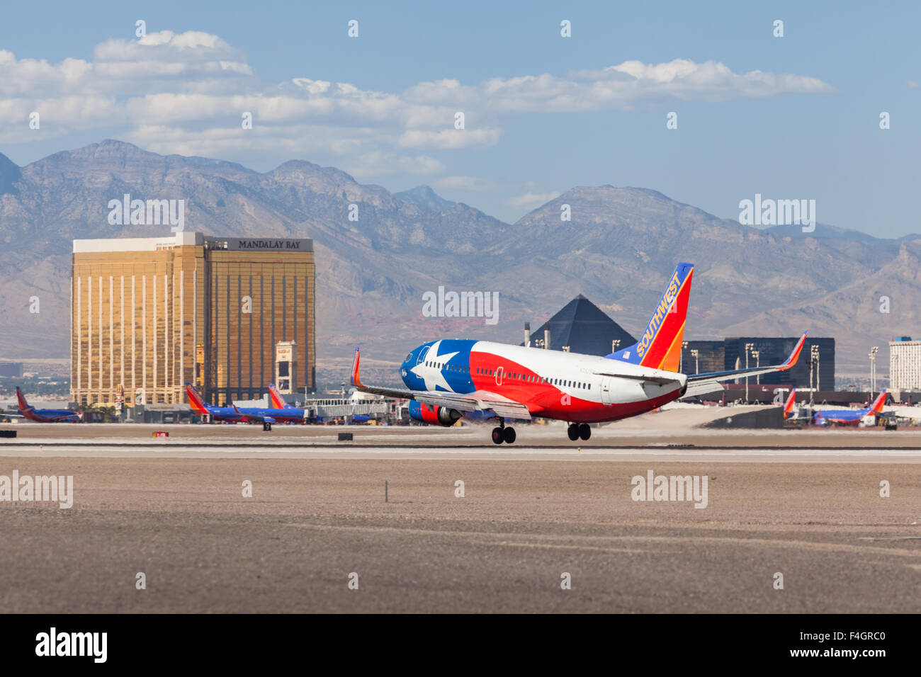 Southwest Airlines Boeing 737 di atterraggio sulla pista 25L a Las Vegas all'Aeroporto Internazionale di McCarran Foto Stock