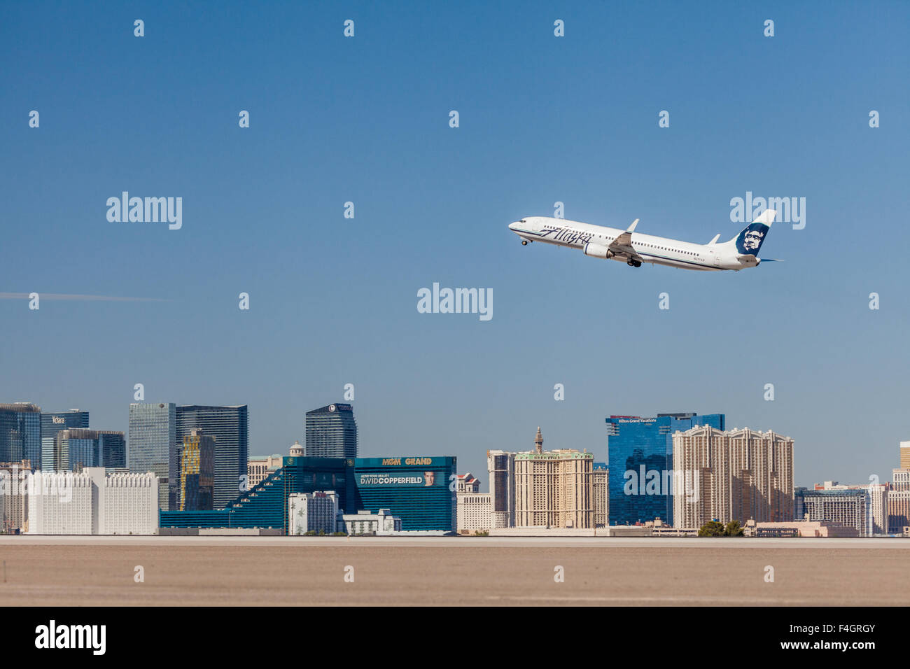 Alaska Airlines si diparte la pista 25 a Las Vegas all'Aeroporto Internazionale di McCarran Foto Stock