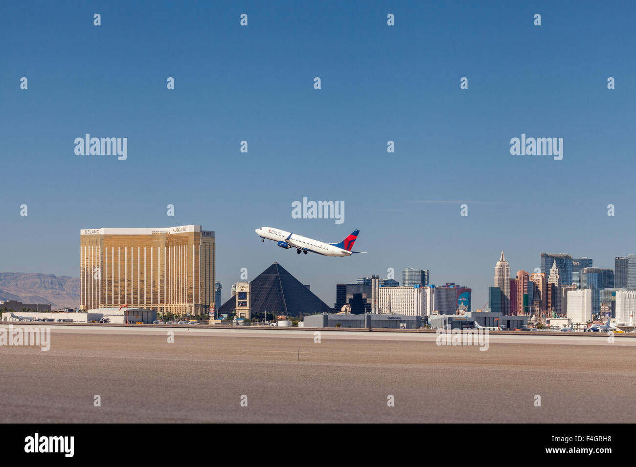 Delta Airlines si diparte la pista 25 a Las Vegas all'Aeroporto Internazionale di McCarran Foto Stock