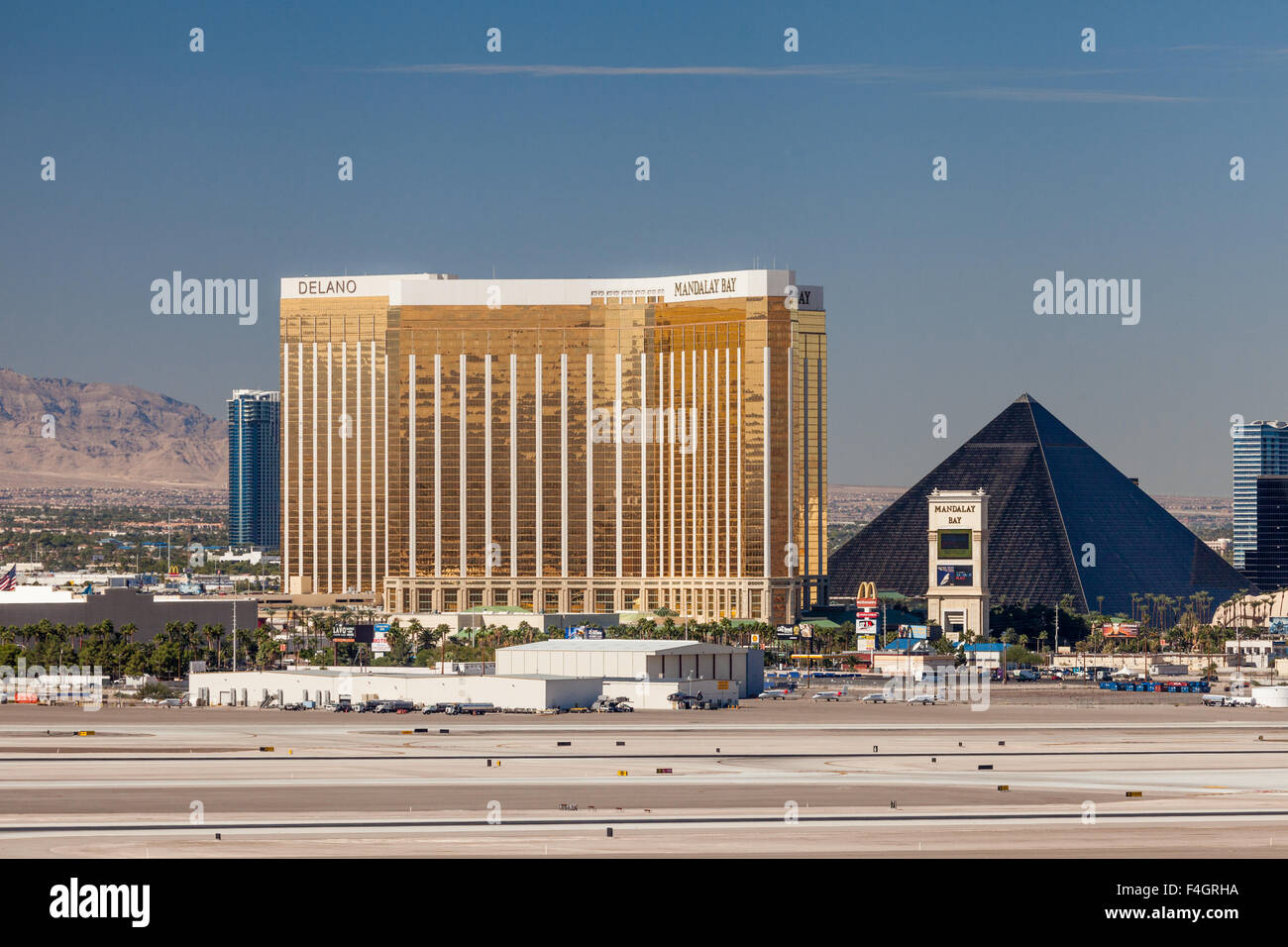 Mandalay Bay e il Luxor hotel nella Strip di Las Vegas Foto Stock