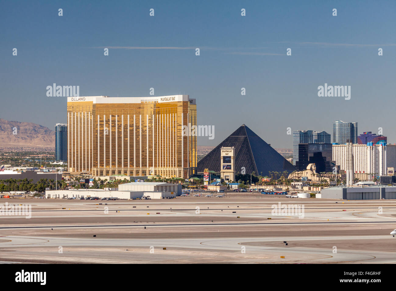 Mandalay Bay e il Luxor Hotel nella parte finale a sud della Strip di Las Vegas Foto Stock