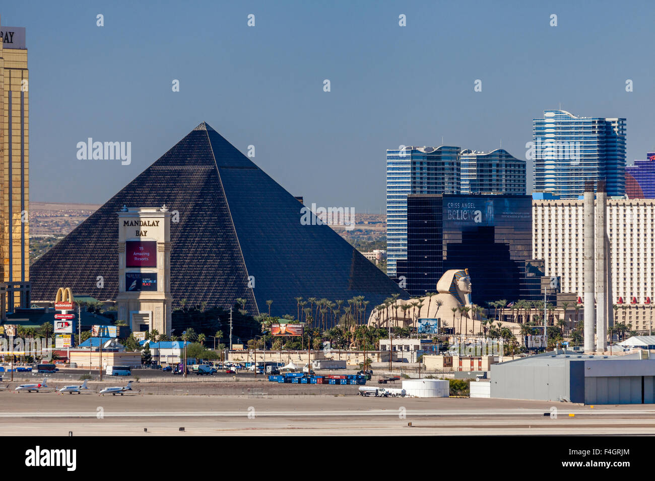 Il Luxor hotel in Las Vegas con l'aeroporto McCarran in primo piano Foto Stock