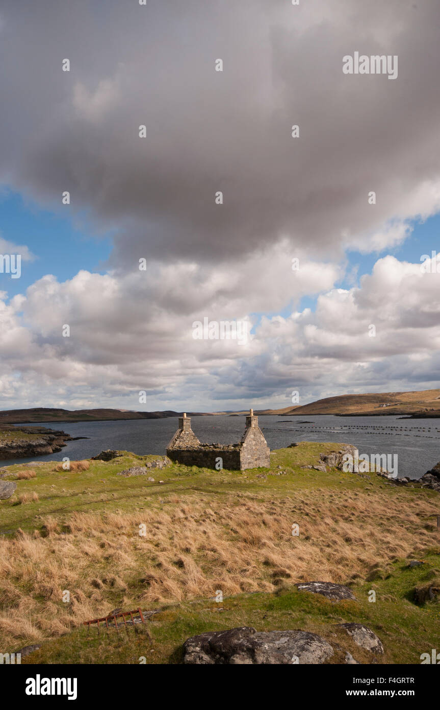 Il croft abbandonati house si affaccia su Loch Roag sull'isola di Lewis Foto Stock
