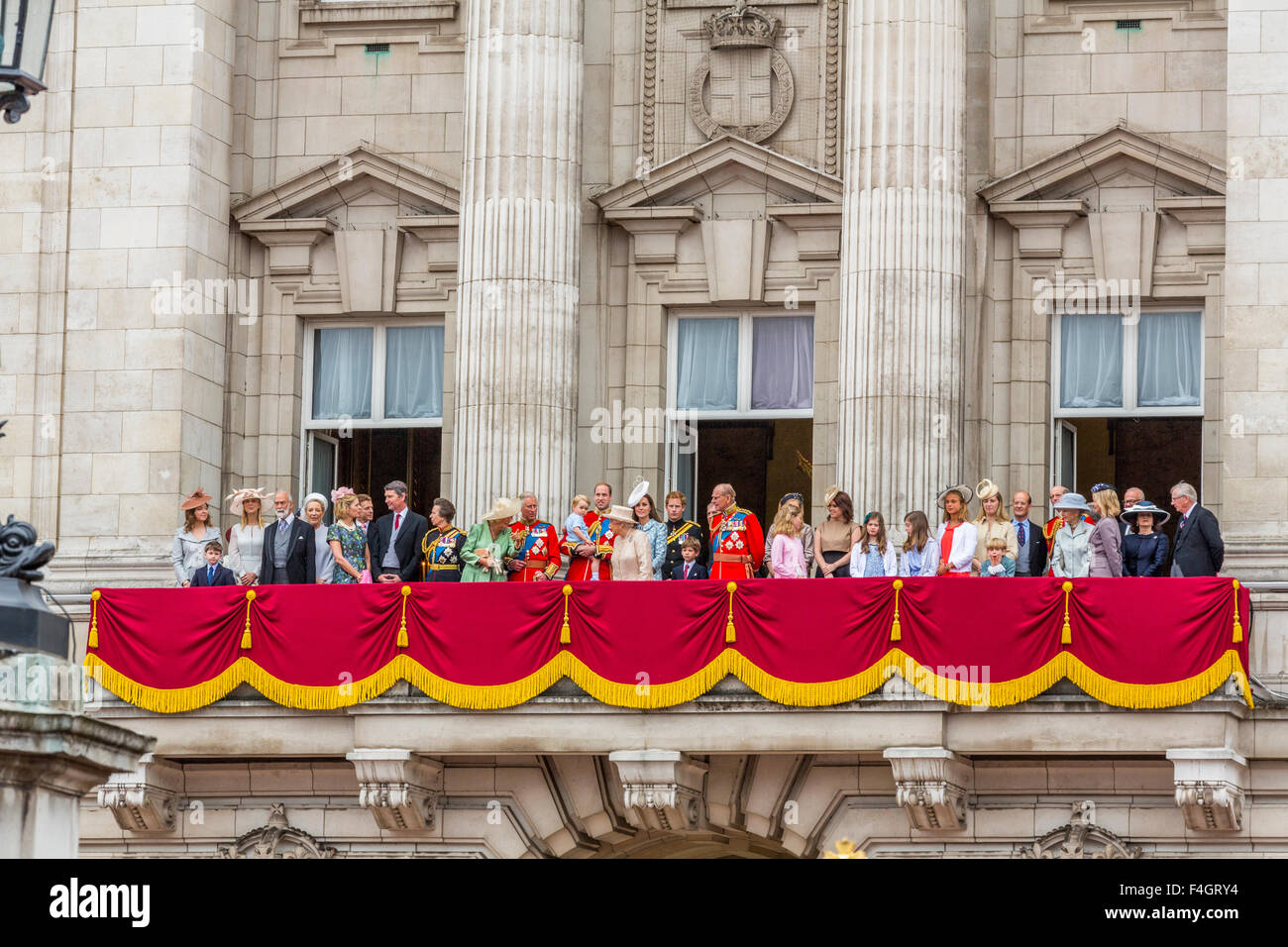 La famiglia reale sul balcone di Buckingham Palace Londra Inghilterra Regno Unito 2005 Foto Stock