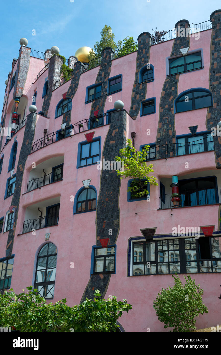 Casa Hundertwasser (cittadella verde) - uno dei più famosi punti di riferimento di Magdeburgo, Germania Foto Stock