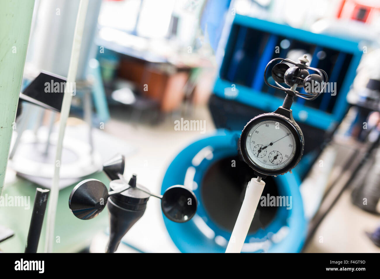 All'interno di uno studente nel laboratorio di fisica di una scuola per gli studenti alla ricerca. Foto Stock