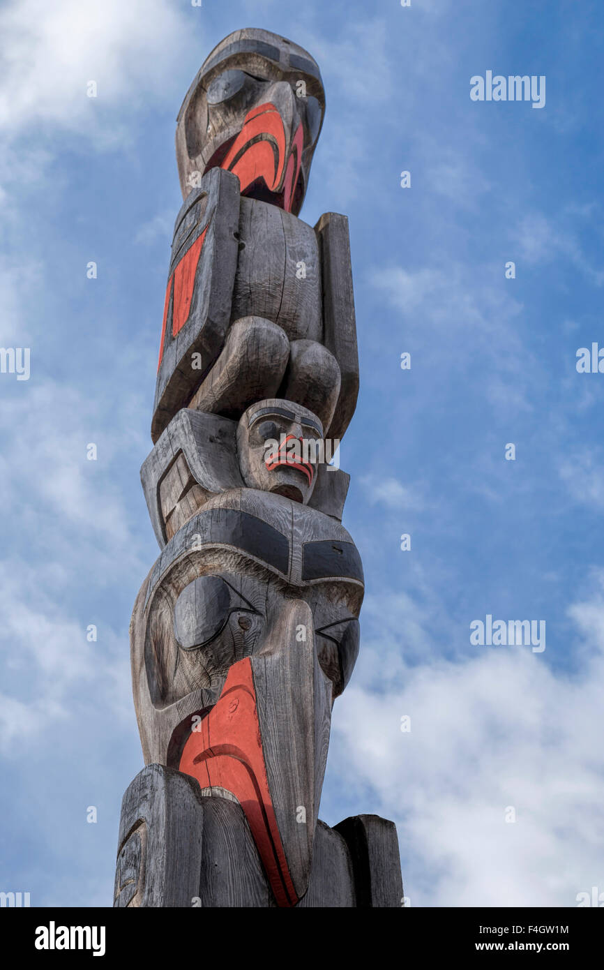 Dettaglio di Eagle, Raven Bear totem pole, a Duncan, città di totem, Cowichan Valley, l'isola di Vancouver, British Columbia, Canada. Foto Stock