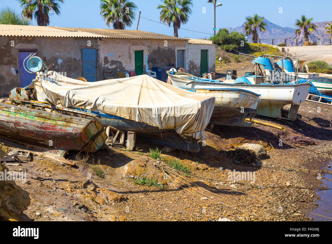 Vecchio abbandonato e rotto la pesca in barca Foto Stock