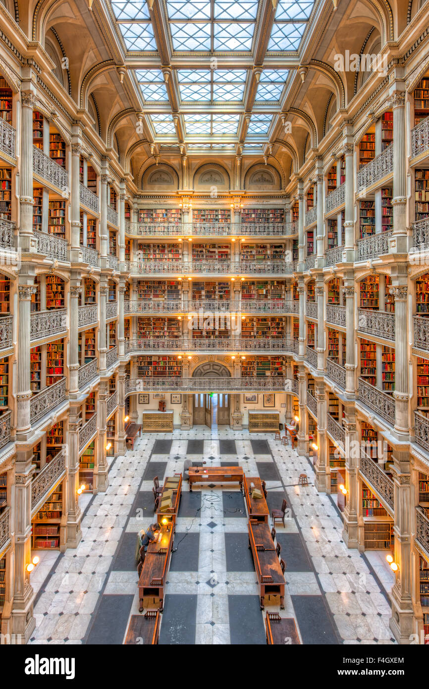 Il bellissimo interno del George Peabody Library, una parte della Johns Hopkins University, Baltimora, Maryland. Foto Stock