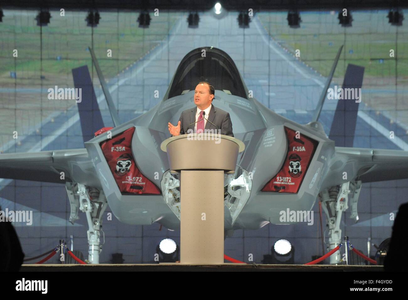 Utah Senator Mike Lee parla all'F-35 II di alleggerimento degli aerei da caccia cerimonia di inaugurazione a Hill Air Force Base di ottobre 14, 2015 a Ogden, Utah. La base è la casa del 34th Fighter Squadron che è la prima aria di funzionamento unità di forza per volare contro-coded F-35 combattenti. Foto Stock