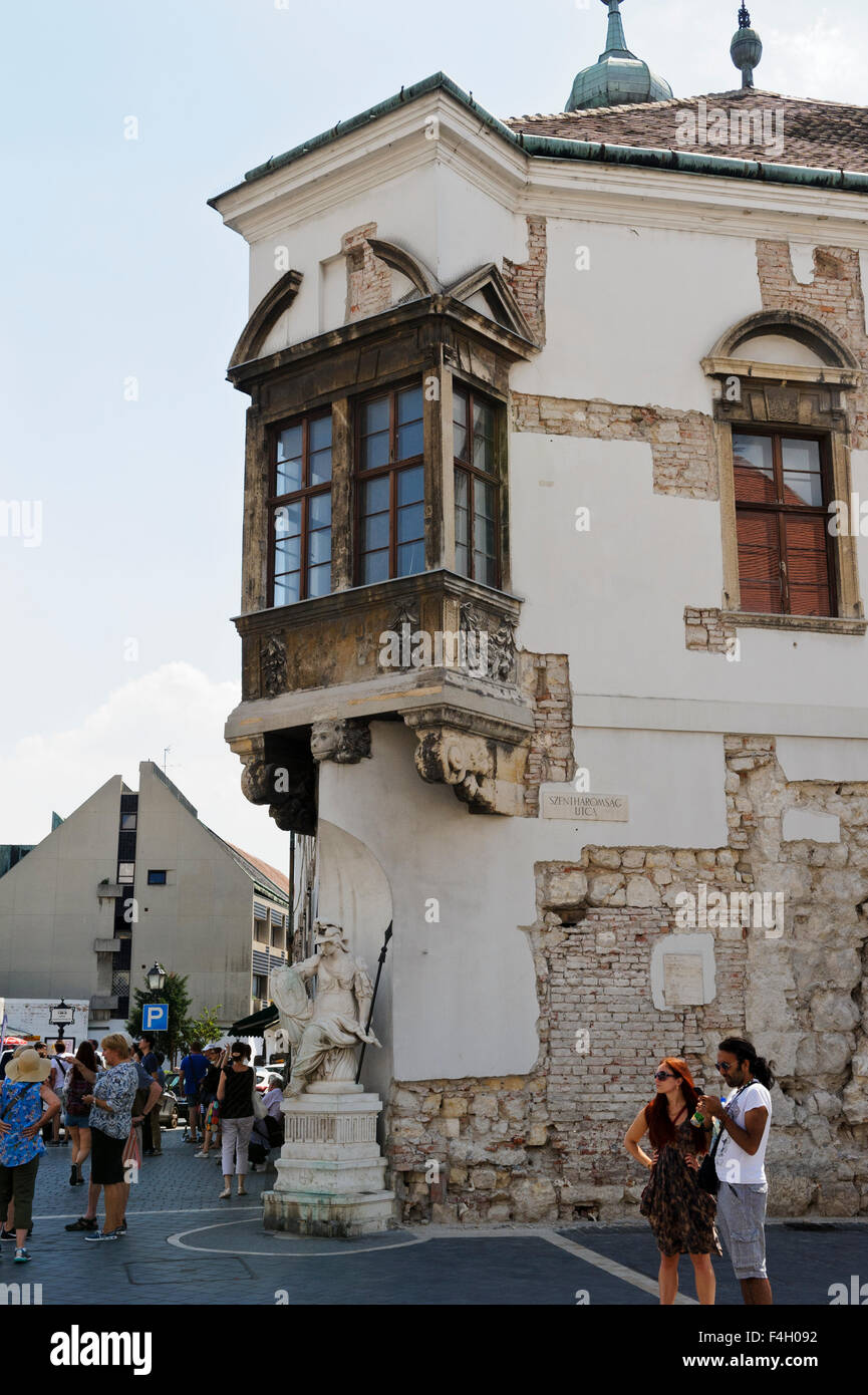 Una scultura di un guerriero femmina da una vecchia casa in Buda, Budapest, Ungheria. Foto Stock