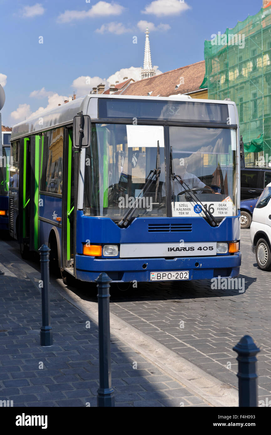 Un autobus blu a Budapest, Ungheria. Foto Stock