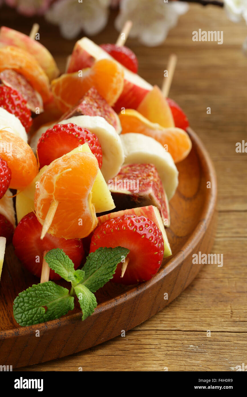 Frutta su spiedini di legno - spiedini di dessert Foto Stock