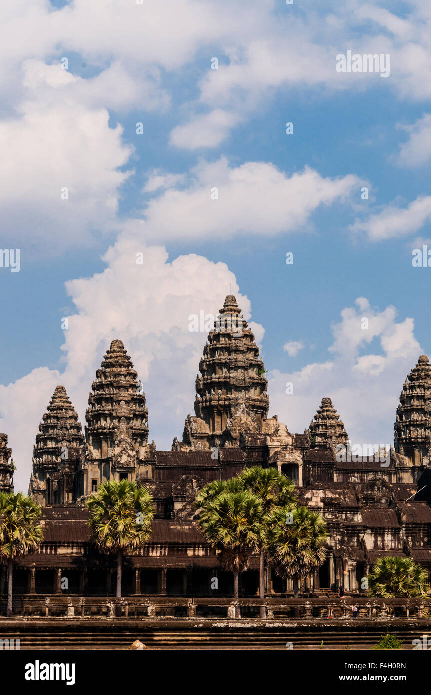 Parte anteriore di Angkor Wat sotto cloudscape Foto Stock