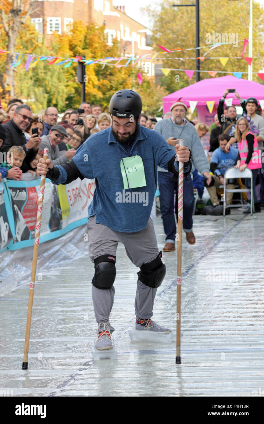 St Marks Hill, Surbiton, SW LONDRA, REGNO UNITO. Il 18 ottobre 2015. Sci domenica e il Seething Luge carità evento ritorna per il settimo anno la raccolta di fondi per lo Shooting Star Chase ospizio per i bambini. Fascetta di concorrenti su ghiaccio Sci e tentare di renderlo al fine dell'acqua saponata pendio a St Marks collina in un mondo a tempo di record. Credito: Julia Gavin UK/Alamy Live News Foto Stock