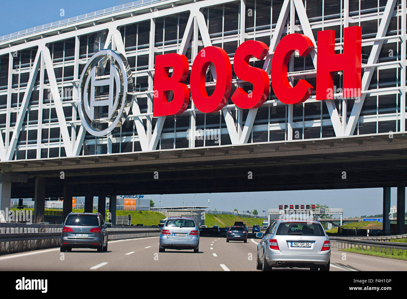 Stoccarda - ponte sull'autostrada vicino all'aeroporto con BOSH advertising brand e lettere Foto Stock