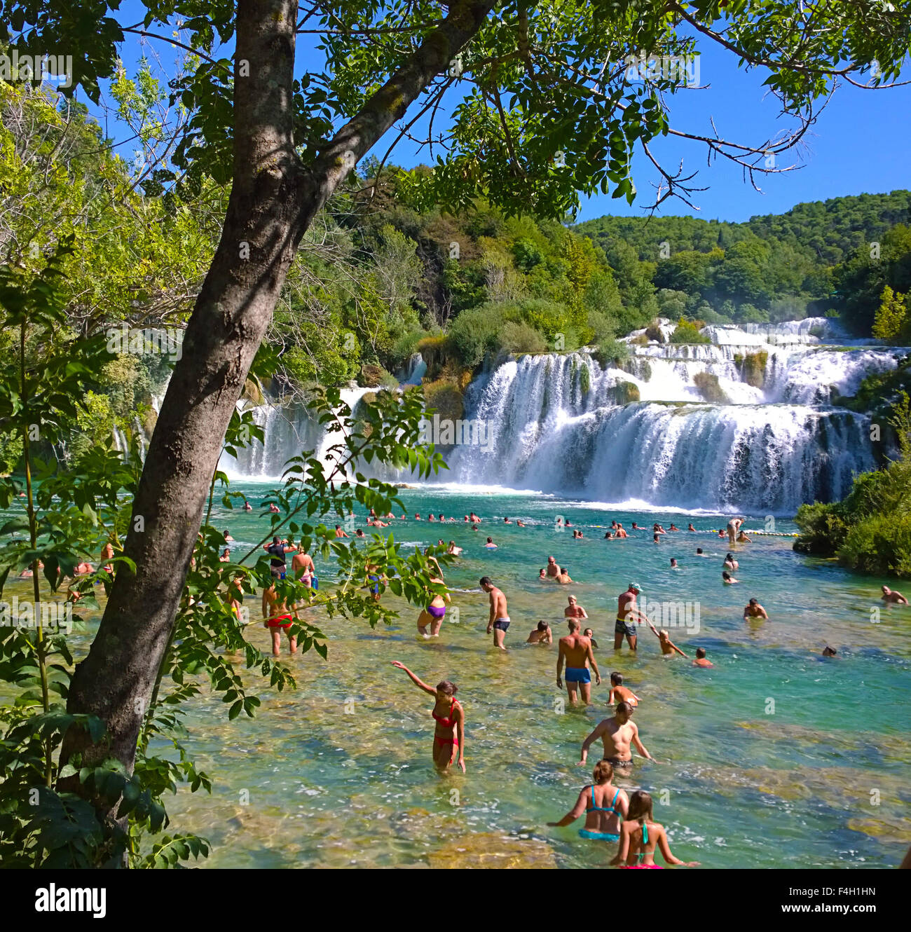 KRKA, Croazia - il turista a godere di un bagno a cascate di Krka,  splendido scenario naturale vicino a Sibenik Foto stock - Alamy