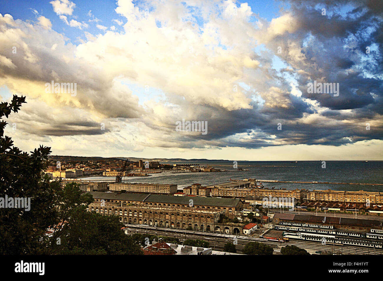 Vista panoramica del porto di Trieste con il dock di antiquariato e la stazione ferroviaria Foto Stock