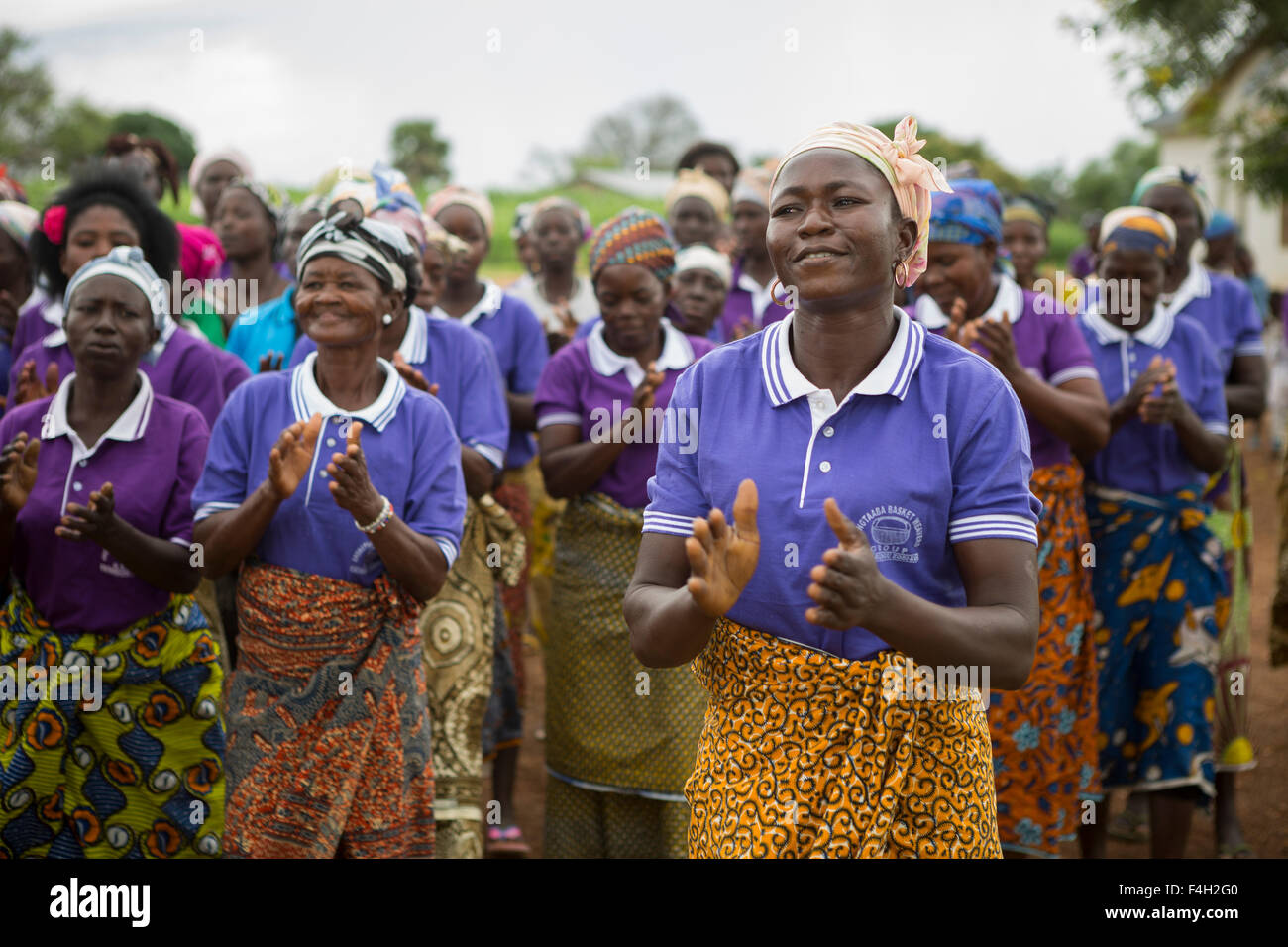 Le donne di cestello Amongtaaba tessitori Gruppo, in Sumbrungu Zobiko Village, Bolgatanga District, Ghana, cantare e danzare insieme. Foto Stock