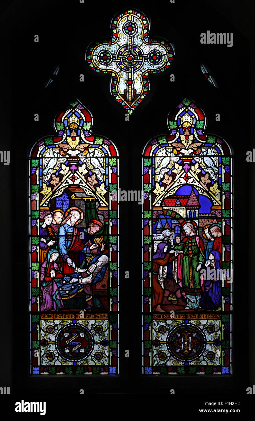 Vetrata di Lavers & Barraud: Cristo che alza la figlia di Jairus, e il Figlio di vedova di Nain Dixton Chiesa, Monmouthshire, Galles Foto Stock