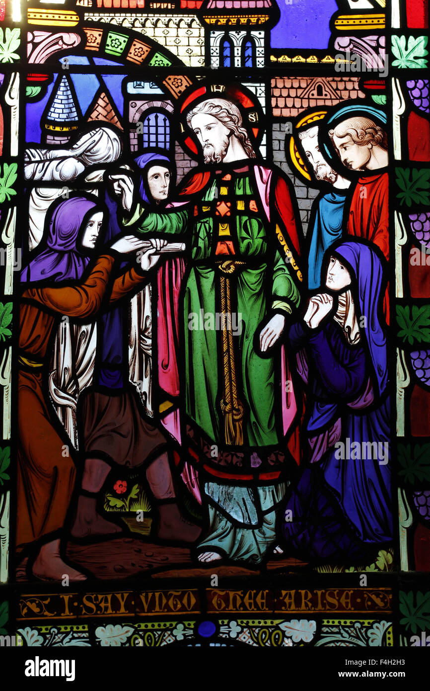 Stained Glass di Lavers e Barraud, progettato da John Pollard Seddon; Cristo che alza il Figlio della vedova di Nain, Dixton Church, Monmouthshire, Galles Foto Stock