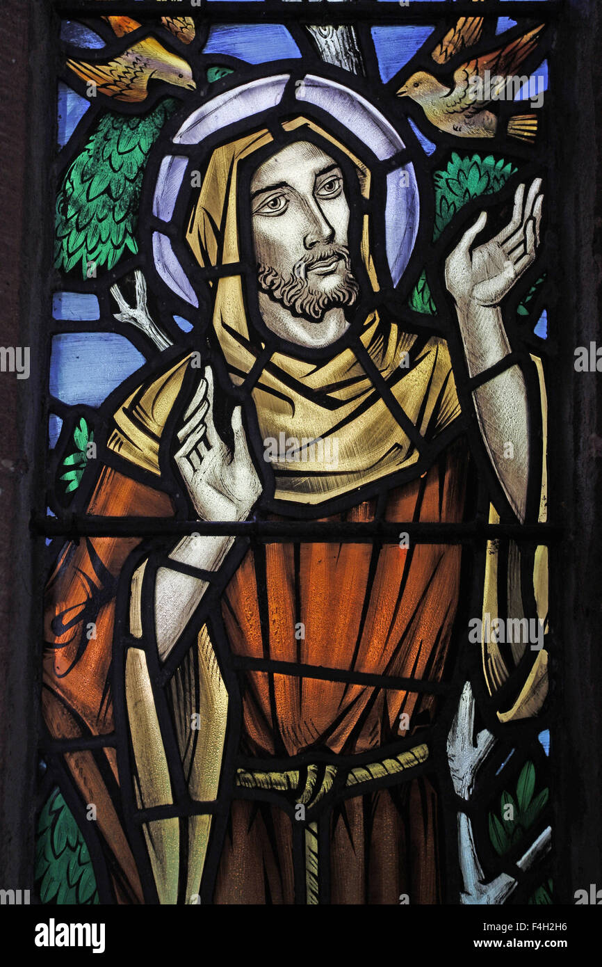 Moderna vetrata di studi celtici raffiguranti San Francesco d'Assisi, Chiesa di San Pietro, Dixton, Monboccuthshire, Galles, Installato intorno al 1970. Foto Stock