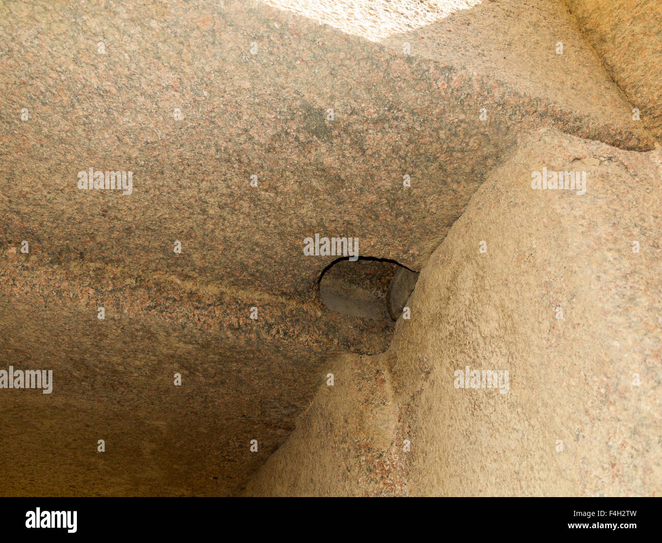 Foro per il montante dello sportello in architrave al tempio a valle del faraone Khafre del IV dinastia, Giza, vicino al Cairo in Egitto Foto Stock