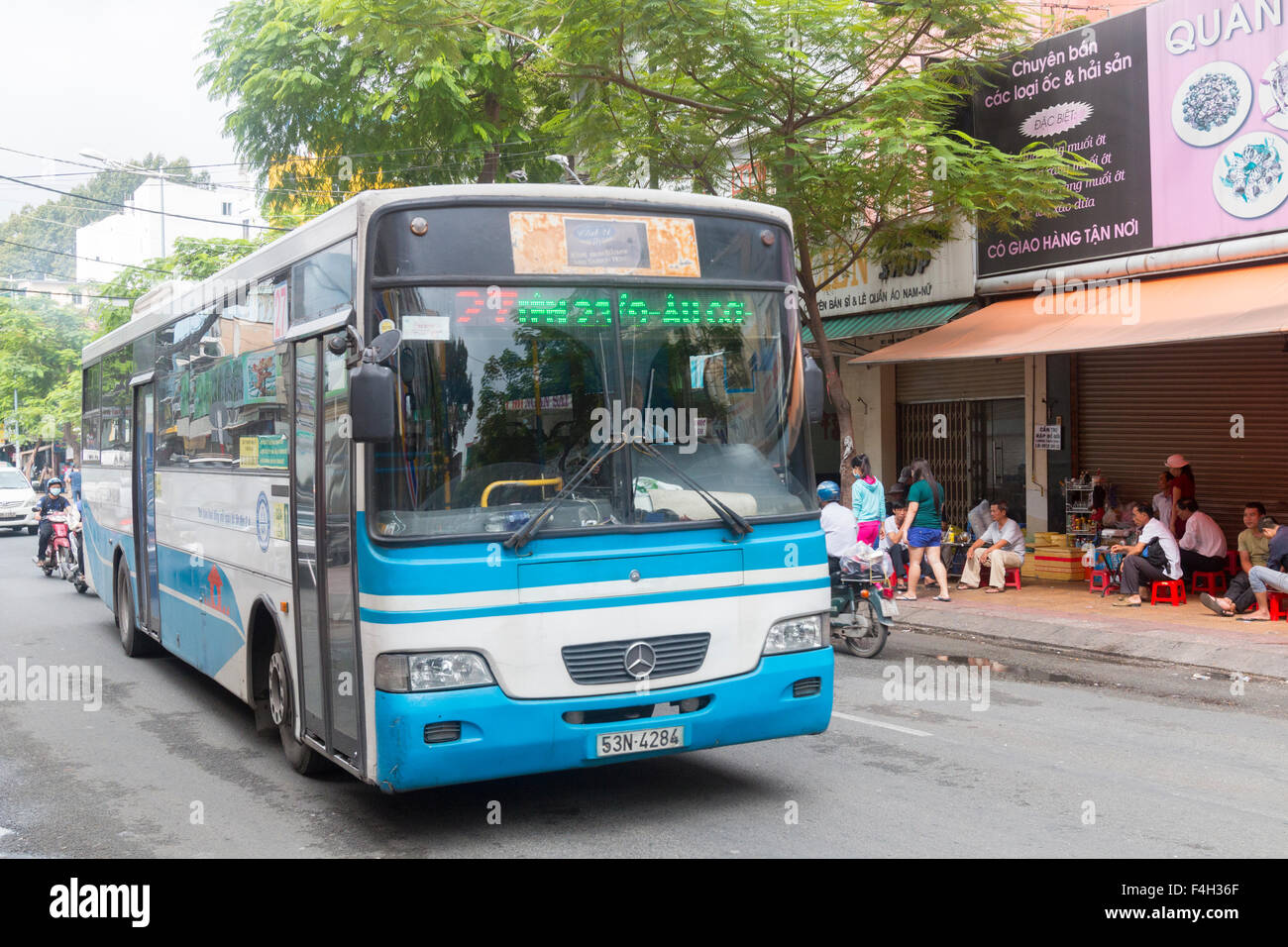 I mezzi di trasporto pubblico bus in Ho Chi Minh city center,Vietnam,Asia Foto Stock