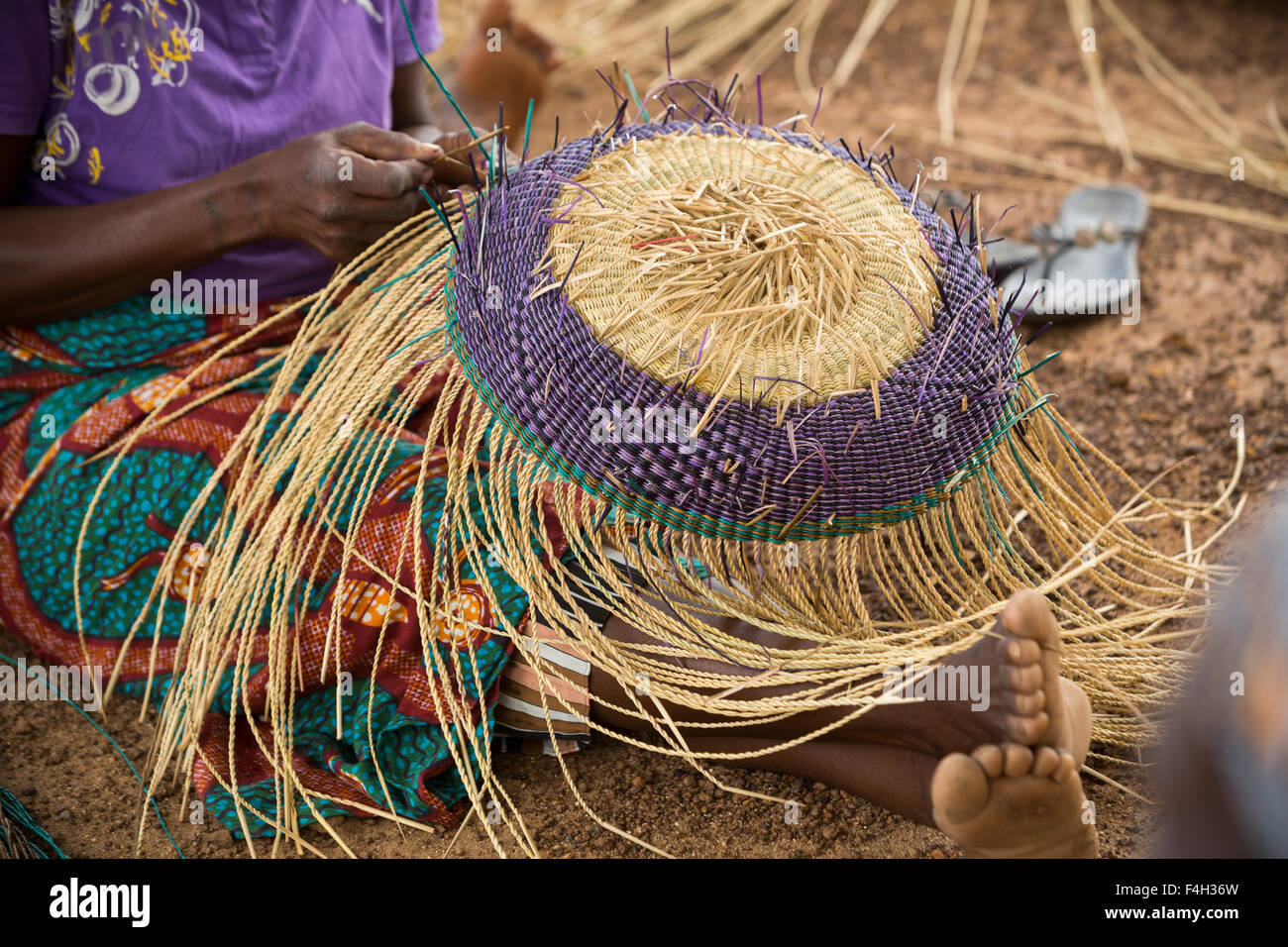 Il commercio equo e solidale, ornati in cesti di paglia sono tessute dalle donne del cestello Amongtaaba tessitori Gruppo in Bolgatanga distretto, Ghana. Foto Stock