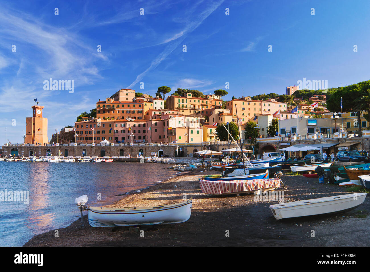 Di ritorno dalla spiaggia ci sono accolti dallo splendido panorama di Rio Marina, toscano centro balneare situato sul lato est di El Foto Stock