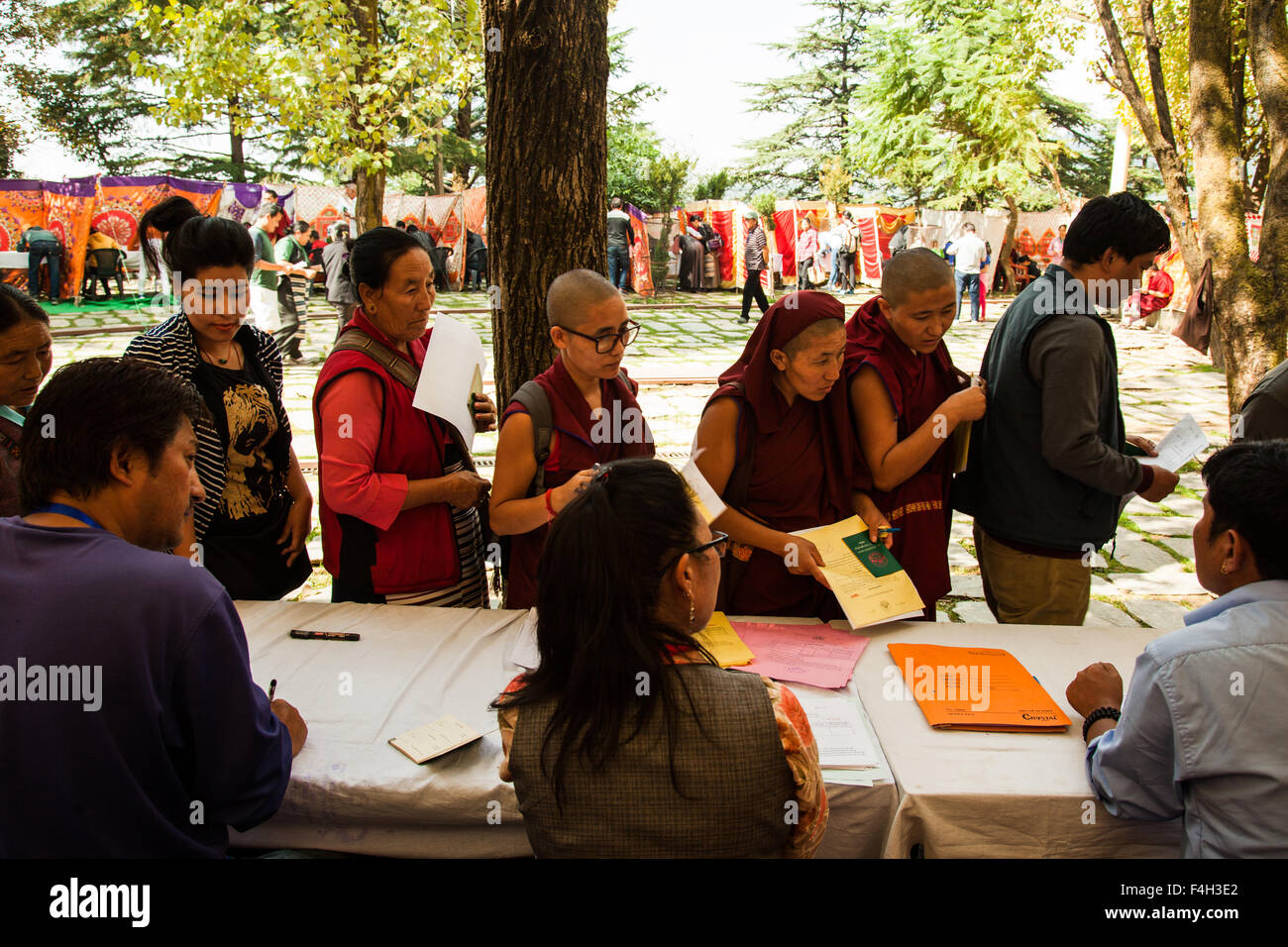 Mcleodganj, Himachal Pradesh. Il 18 ottobre 2015. Esiliati tibetani di esprimere il loro voto nel turno preliminare di elezione parlamentare a Namgyal monastero. Foto Stock