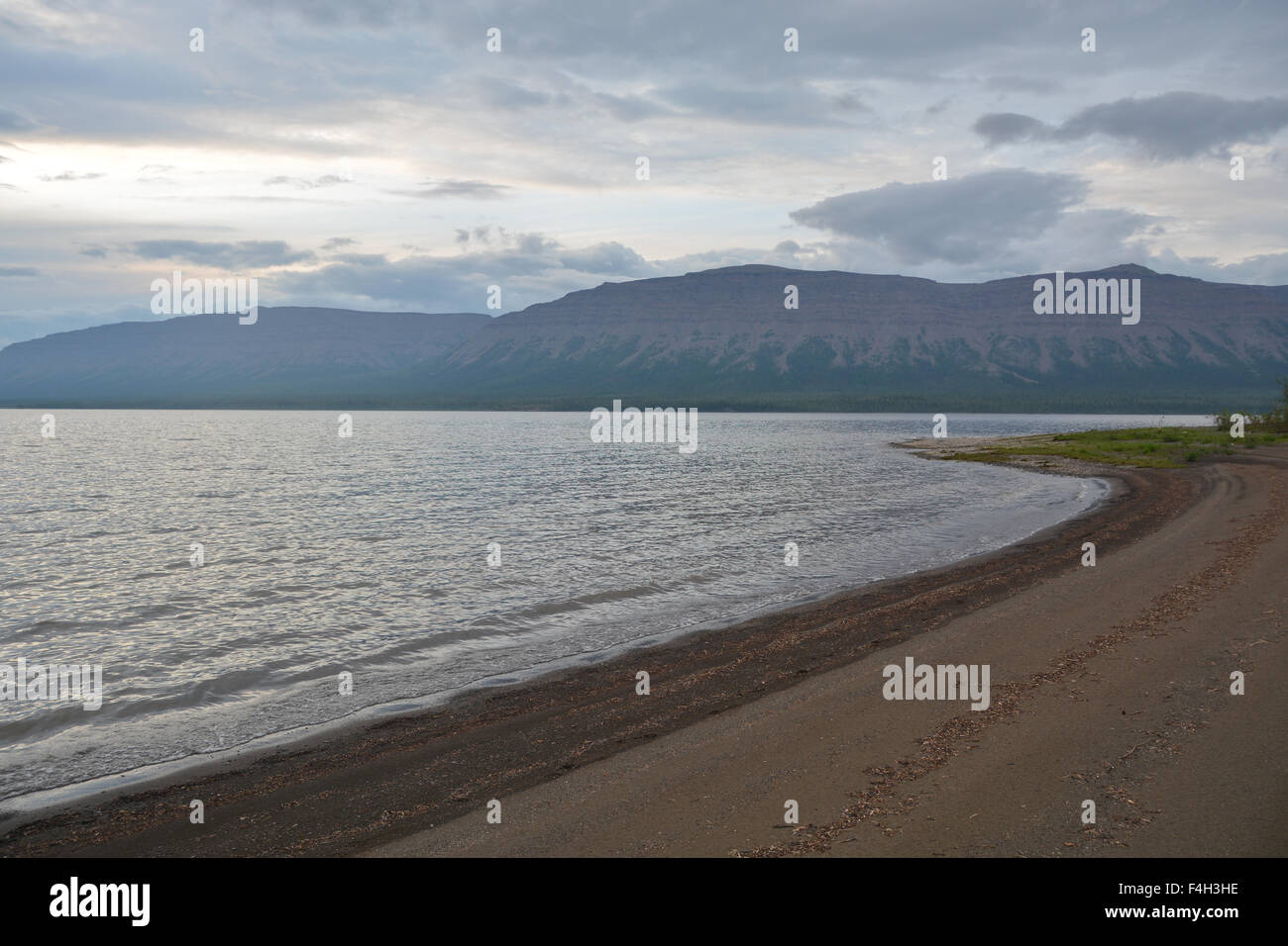 Riva sabbiosa del lago in altopiano Putorana. Nuvoloso paesaggio del lago profondo, Putorana, Taymyr, Russia. Foto Stock