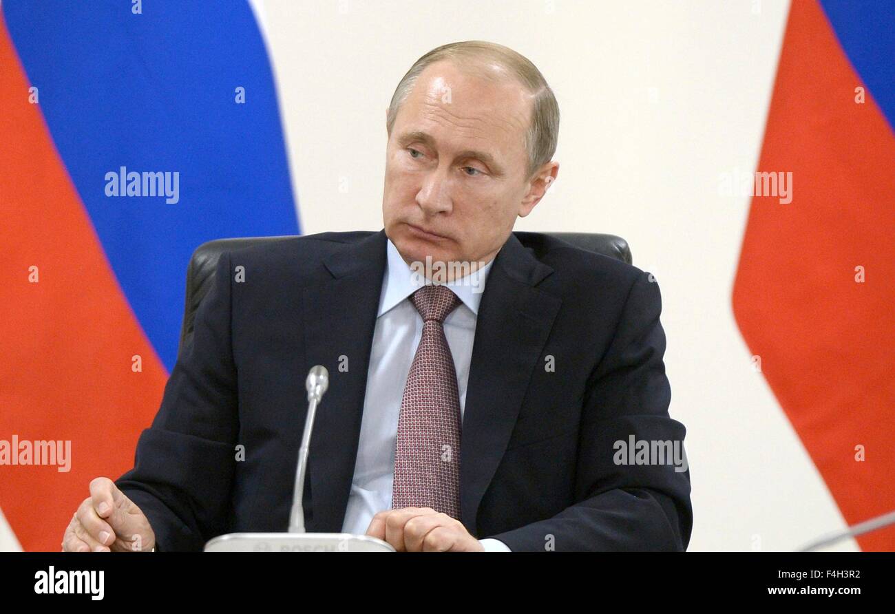 Il presidente russo Vladimir Putin conferisce al fine di iniziare i lavori di costruzione di Amur impianto di trattamento di gas 14 ottobre 2015 vicino Uglegorsk, Russia. Di Amur impianto di trattamento di gas è attualmente il solo impianto del suo genere in Siberia orientale e l'Estremo Oriente. Foto Stock