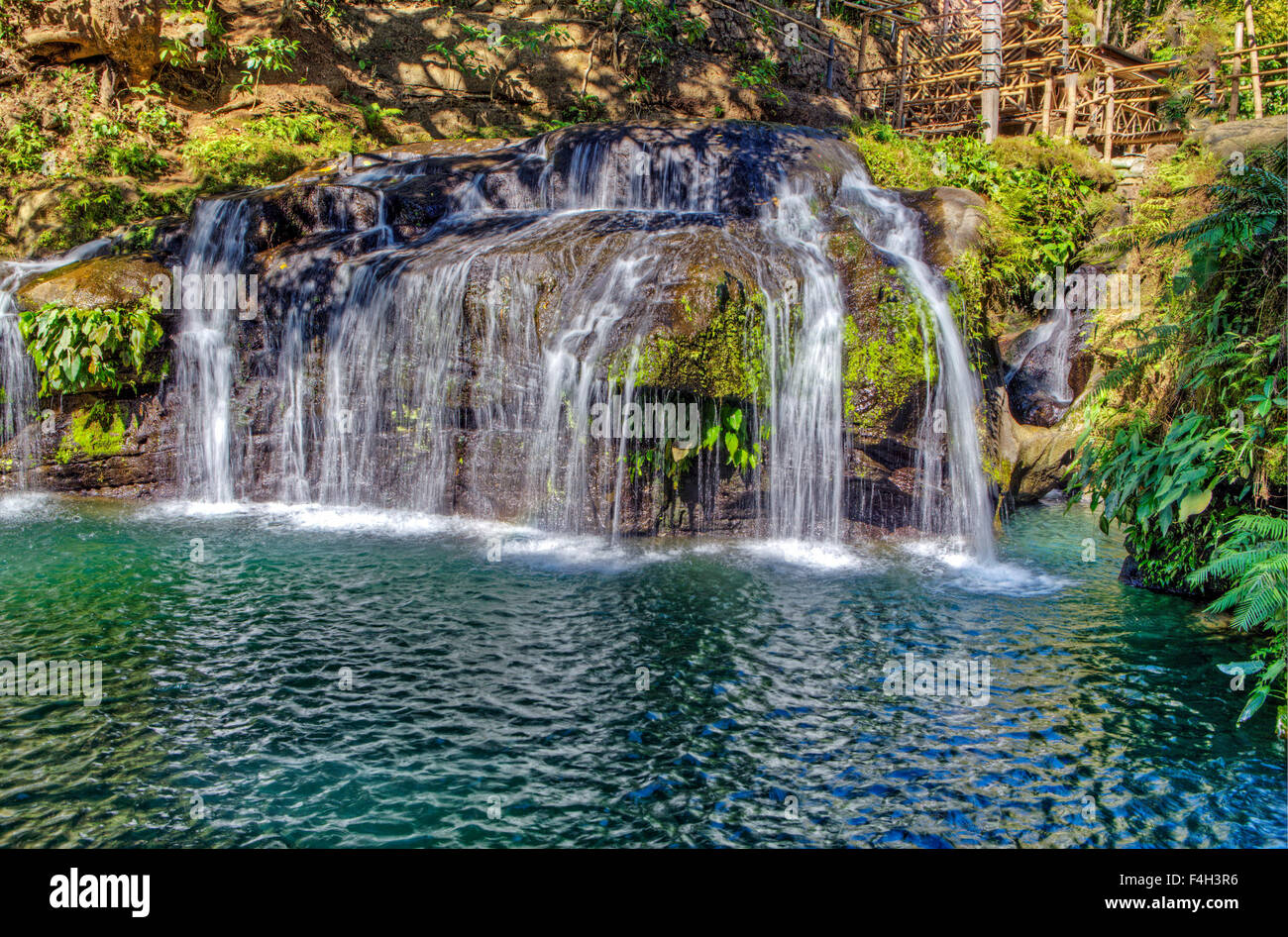 Balite cade, Luzon, isole filippine è una bellissima cascata tropicale e piscina apprezzato dalle famiglie e turisti. Foto Stock