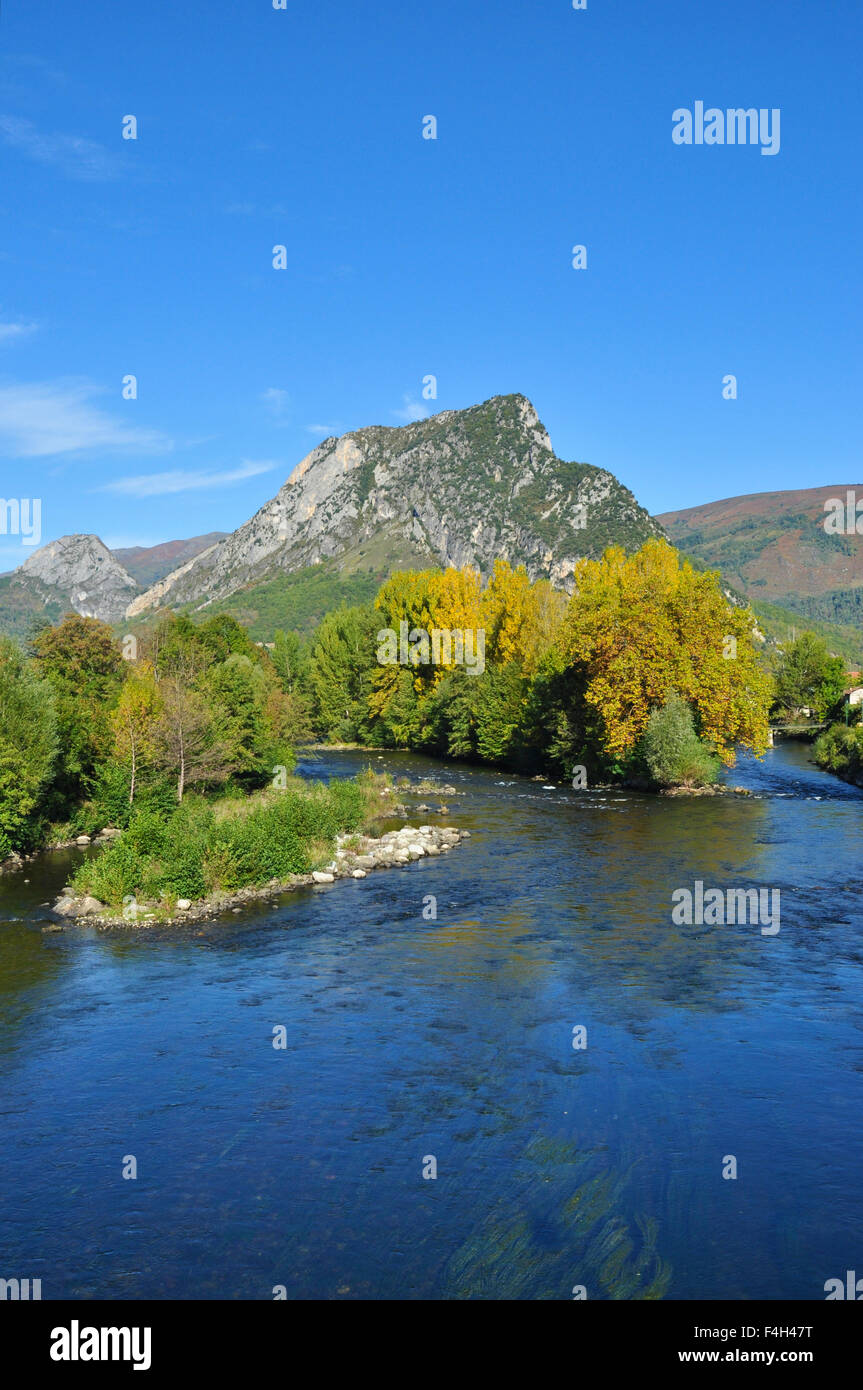Fiume Ariege campagna e a Tarascona, Ariège, Midi-Pirenei, Francia Foto Stock